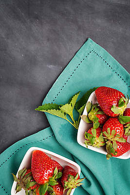 포토 JPG 해외이미지 접시 회색배경 딸기 실내 사람없음 하이앵글 달콤 민트 해외202004 해외포토 식기 뷰포인트 백그라운드 과일 내부 회색 맛 허브 파일형식 이미지허브