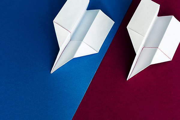 포토 JPG 해외이미지 종이 실내 사람없음 두개 종이비행기 파란배경 빨간배경 해외202004 해외포토 백그라운드 2 내부 빨간색 파란색 종이접기 파일형식 이미지허브