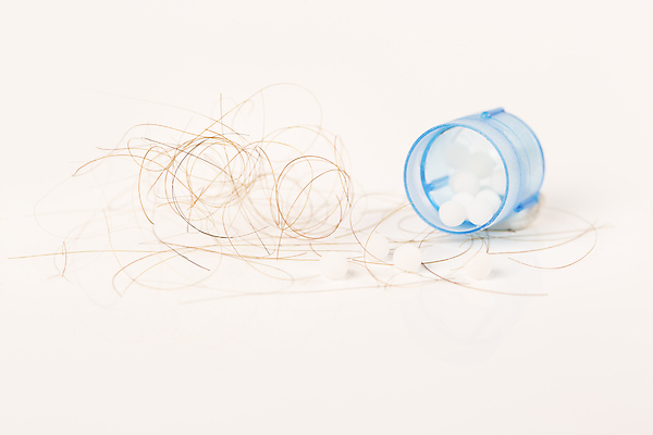 포토 JPG 해외이미지 근접촬영 사람없음 뷰티 알약 머리카락 약병 흰배경 두피케어 치료제 탈모 탈모클리닉 해외202004 탈모예방 해외포토 뷰포인트 백그라운드 약 머리 흰색 예방 클리닉 헤어관리 증상 병_담는 파일형식 이미지허브