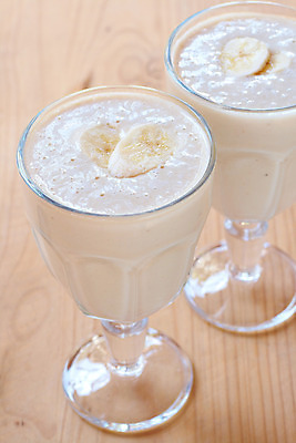 포토 JPG 해외이미지 그릇 음료 2 과일 유리 탁자 디저트 바나나 건강 사람없음 목재 식당 우유 추위 흰색 대접 신선 달콤 맛 시원함 상쾌 스무디 해외202004 해외포토 나무 식기 감정 음식 컬러 가구 컨셉 재료 재질 유제품 상점 파일형식 이미지허브