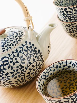 포토 JPG 해외이미지 음료 주전자 실내 사람없음 내부 컵 세로 차 찻잔 찻주전자 녹차 해외202004 해외포토 식기 주방용품 잔 차_음료 파일형식 이미지허브