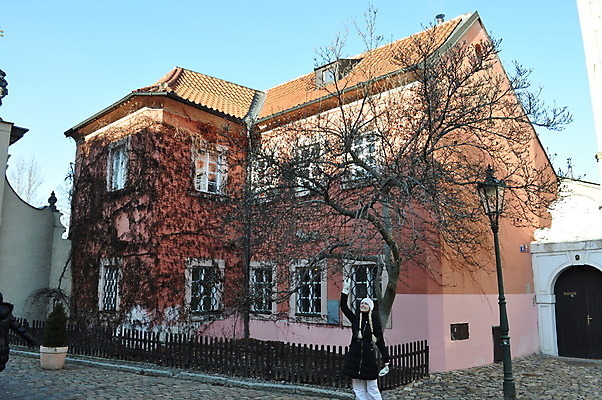 포토 JPG 해외이미지 벽 포장 창문 하늘 바닥 주택 사람없음 파란색 빛 노란색 도시 역사 고물 기간 해외202004 해외포토 컬러 건물 파일형식 이미지허브