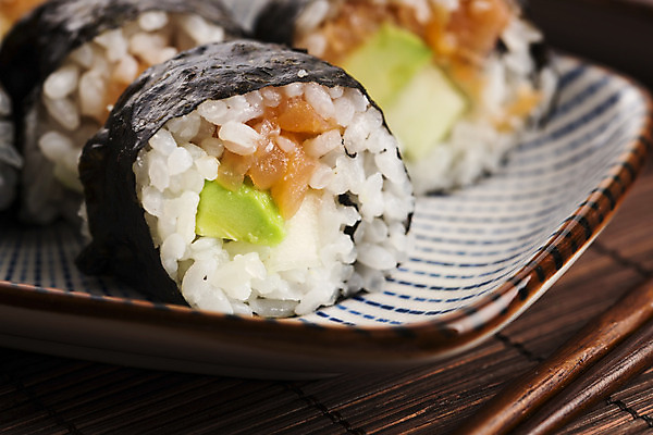 포토 JPG 해외이미지 전통 접시 아시아 문화 음식 바다 조각 다이어트 채소 밥 오이 건강 어류 요리 동양인 사람없음 빨간색 식당 일본 검은색 식사 저녁식사 초밥 샐러드 회 흰색 신선 해조류 맛 고추냉이 먹기 해산물 묘사 준비 날것 롤 연어 생강 동쪽 점심식사 해외202004 해외포토 식기 나라 컬러 컨셉 모션 인종 상점 수중동물 양념 해양식물 방향 일본음식 파일형식 이미지허브