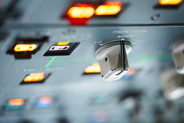 포토 JPG 해외이미지 여행 교통시설 버튼 비행기 실내 사람없음 기계 닫기 연결 묘사 항공 문학 제트기 스위치 계기판 대패 제어 해외202004 해외포토 교통 항공교통 모션 대중교통 내부 시설 파일형식 이미지허브