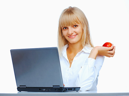 포토 JPG 해외이미지 백인 직업 1 학생 라이프스타일 옷 여자 교육 행복 얼굴 탁자 건강 한명 사람 앉기 성인 노트북 컴퓨터 금발 타이핑 작업 사과 책상 해외202004 해외포토 서양인 헤어스타일 감정 가구 과일 모션 생활 신체부위 전자제품 파일형식 이미지허브