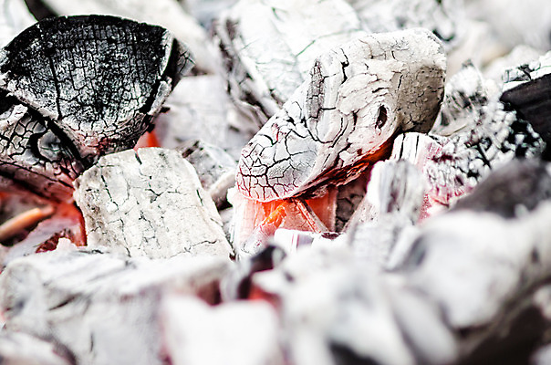 포토 JPG 해외이미지 백그라운드 패턴 검은배경 불 따뜻함 굴뚝 요리 사람없음 목재 빨간색 빛 검은색 튀김 흰색 뜨거움 닫기 장작 벽난로 숯 여신 화상 해외202004 해외포토 자연요소 나무 음식 컬러 무늬 재료 모션 상처 파일형식 이미지허브