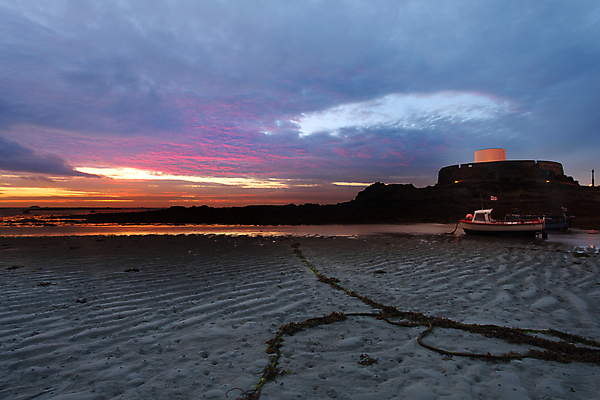 포토 JPG 해외이미지 유럽 바다 섬 여행 건축양식 하늘 영국 풍경 사람없음 건물 물 도시풍경 일출 항구 황혼 일몰 보트 수비 포트 해외202004 해외포토 자연요소 건축물 건축 나라 배_교통 교통시설 모션 노을 도시 파일형식 이미지허브
