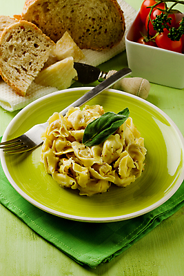 포토 JPG 해외이미지 빵 포크 토마토 치즈 파스타 건강 사람없음 빛 이탈리아 최고 버터 성분 세이지 채식주의자 해외202004 해외포토 식기 유럽 음식 채소 유제품 서양음식 채식 파일형식 이미지허브