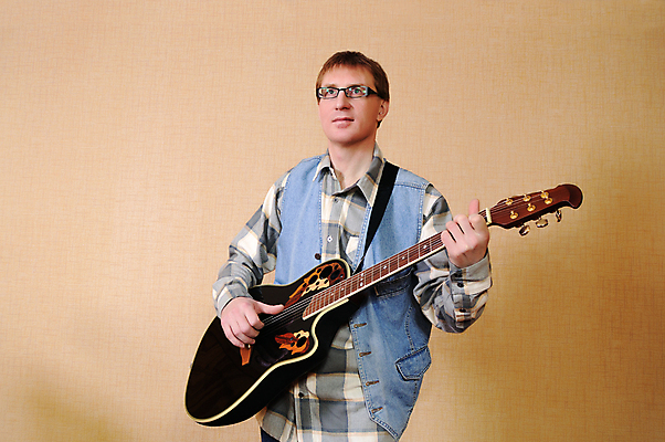 포토 JPG 해외이미지 백인 1 손 남자 안경 줄 음악 노래 손가락 놀이 한명 사람 성인 재킷 연주자 음악가 장비 기구 기타 청바지 예술가 팔 기타리스트 멜로디 뮤지컬 블루스 해외202004 해외포토 서양인 직업 잡화 바지 현악기 문화예술 신체부위 외투 파일형식 이미지허브