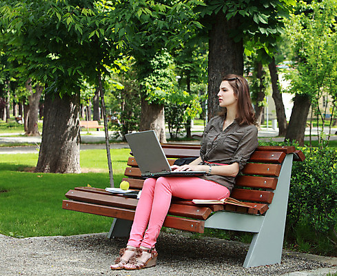포토 JPG 해외이미지 학생 라이프스타일 공원 여자 교육 인터넷 벤치 비즈니스 자연 한명 사람 앉기 성인 야외 초록색 여름 노트북 스터디 컴퓨터 공책 타이핑 업무 작업 무선전화기 온라인 해외202004 해외포토 1 계절 공공시설 컬러 의자 모션 문구용품 생활 전자제품 학습 전화기 생태계 파일형식 이미지허브
