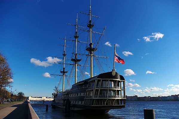 포토 JPG 해외이미지 구름 바다 하늘 바람 항해 사람없음 강 태양 가을 깃발 보트 닻 돛대 해외202004 해외포토 자연요소 계절 배_교통 날씨 파일형식 이미지허브
