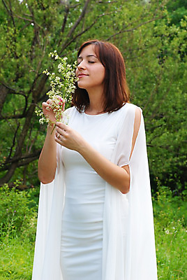 포토 JPG 해외이미지 나무 백인 1 라이프스타일 드레스 공원 여자 꽃 행복 도로 여유 자연 갈색머리 건강 한명 서기 미소 사람 성인 야외 옆모습 초록색 여름 파란색 갈색 걷기 환경 산책 흰색 날씬함 긍정 내추럴 방법 해외202004 해외포토 서양인 식물 헤어스타일 옷 계절 공공시설 감정 길 뷰포인트 컬러 컨셉 교통시설 모션 휴식 표정 생활 몸매 생태계 파일형식 이미지허브