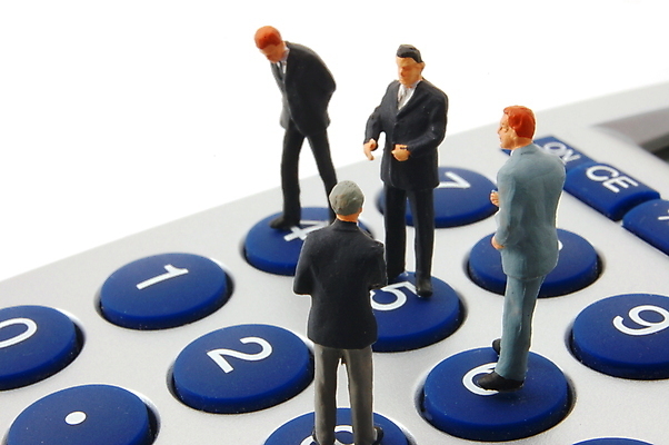 포토 JPG 해외이미지 교육 남자 백그라운드 컨셉 돈 비즈니스 통신 성공 사람 정장 사람없음 금융 사무실 장난감 숫자 경쟁 피규어 계산기 흰색 비즈니스맨 계산 닫기 작음 다발 문제 고립 해외202004 해외포토 문자 옷 컬러 모션 문구용품 경제 미니어처 장비 직장인 재산 크기 파일형식 이미지허브