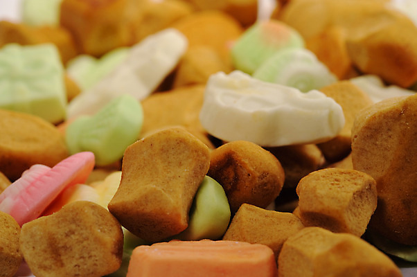 포토 JPG 해외이미지 휴가 사탕 사람없음 빨간색 갈색 견과류 흰색 축하 대접 성자 네덜란드 흰배경 고립 해외202004 해외포토 유럽 종교 컬러 백그라운드 컨셉 디저트 파일형식 이미지허브