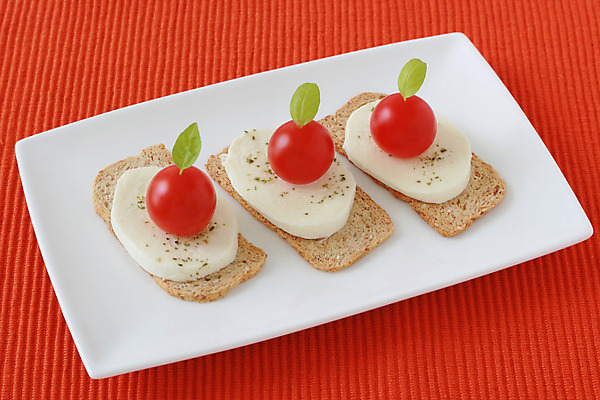 포토 JPG 해외이미지 전통 접시 음식 토마토 오렌지 치즈 사람없음 파티 이탈리아 신선 체리 허브 냅킨 토스트 바질 모짜렐라치즈 해외202004 해외포토 식물 식기 유럽 빵 채소 과일 유제품 이벤트 파일형식 이미지허브