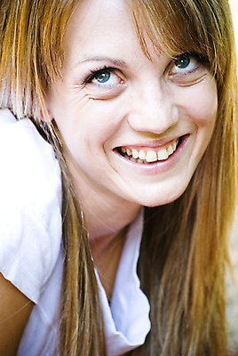 포토 JPG 해외이미지 나무 라이프스타일 응시 옷 공원 여자 행복 감정 얼굴 자연 건강 한명 사람 초록색 파란색 금발 선글라스 머리 봄 활발 기쁨 흰색 표현 숲 피부 피부관리 내추럴 스타일 해외202004 해외포토 식물 1 헤어스타일 시선 계절 공공시설 안경 컬러 컨셉 생활 신체부위 뷰티 생태계 파일형식 이미지허브