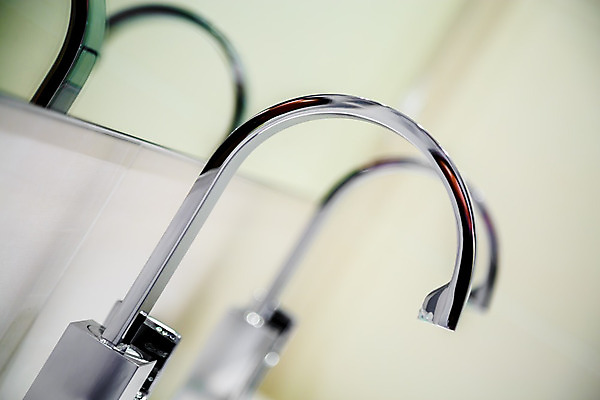 포토 JPG 해외이미지 손 백그라운드 주택 실내 손잡이 사람 사람없음 내부 물 빛 달리기 금속 젖음 흐름 추위 욕실 수확 골동품 흰색 액체 개울 닫기 떨어짐 빨래 은색 순수 싱크대 수도꼭지 비누 온도 고립 샤워실 위생관리 제어 철강 해외202004 해외포토 자연요소 컬러 컨셉 가사 농업 모션 재질 관리 건물 신체부위 강 위생용품 개수대 샤워시설 파일형식 이미지허브