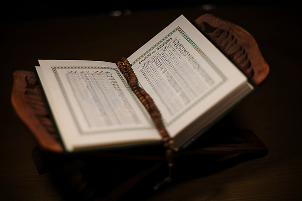 포토 JPG 해외이미지 종교 종이 백그라운드 텍스트 사람없음 목재 책 초록색 단어 빛 검은색 기도 오픈 이슬람교 편지 읽기 묘사 보케 법 문학 증거 페이지 신성 묵주 대본 신앙심 아랍어 옛날 충실 해외202004 해외포토 나무 문자 컬러 재료 종교용품 모션 파일형식 이미지허브