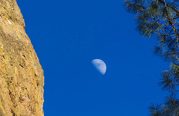 포토 JPG 해외이미지 접시 하늘 산 나선형 사람없음 파란색 컬러풀 미국 어둠 황혼 절벽 행성 달 야간 초승달 캘리포니아 해외202004 해외포토 자연요소 식기 컬러 북아메리카 무늬 우주 일몰 파일형식 이미지허브