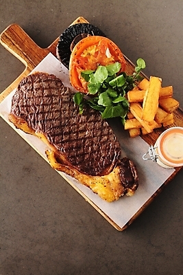 포토 JPG 해외이미지 그릇 접시 음식 토마토 육류 스테이크 요리 사람없음 식사 저녁식사 버섯 먹기 점심식사 등심 해외202004 해외포토 식기 채소 식재료 모션 서양음식 파일형식 이미지허브