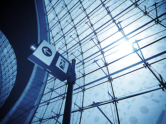 포토 JPG 해외이미지 여행 비즈니스 건축양식 창문 교통시설 유리 출입구 화살 비행기 사람없음 내부 빛 태양 정보 공항 방향 사인 출발 대문 터미널 해외202004 해외포토 자연요소 건축 교통 컨셉 항공교통 재질 대중교통 문 시설 파일형식 이미지허브