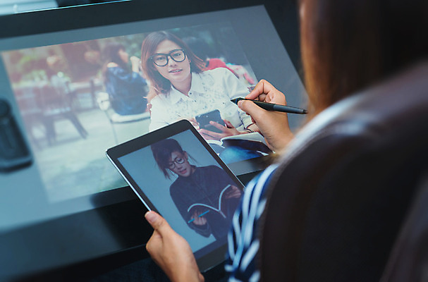 포토 JPG 해외이미지 아이콘 직업 손 여자 아시아 컨셉 인터넷 일러스트 비즈니스 창조 미술 한명 그래픽 컴퓨터 터치패드 사무실 알약 펜 스크린 모니터 검은색 터치 정보 공구 업무 감각 그리기 디자이너 무선전화기 그림 전자 멀티미디어 패드 입력 해외202004 해외포토 1 나라 컬러 모션 문화예술 사람 신체부위 전자제품 필기구 약 도구 작업 전화기 파일형식 이미지허브
