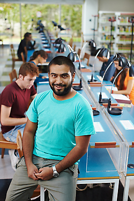 포토 JPG 해외이미지 백인 학생 응시 여자 교육 남자 행복 티셔츠 선반 수염 갈색머리 실내 사람 앉기 여러명 20대 성인 책 스터디 하이앵글 독서 기록 자신감 그룹 도서관 책상 히스패닉 해외202004 해외포토 서양인 헤어스타일 시선 감정 뷰포인트 가구 다수 셔츠 모션 청년 내부 학습 파일형식 이미지허브