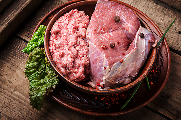 포토 JPG 해외이미지 접시 음식 조각 탁자 육류 사람없음 목재 빨간색 소고기 시골 신선 자르기 허리 준비 날것 후추 다진 등심 생식 송아지고기 해외202004 해외포토 나무 식기 컬러 가구 식재료 재료 모션 신체부위 향신료 파일형식 이미지허브