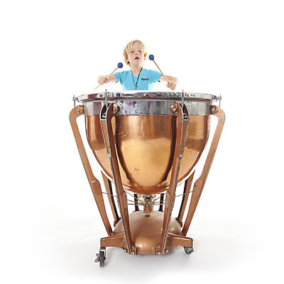 포토 JPG 해외이미지 백인 남자 행복 어린이 음악 백그라운드 장난 놀이 주전자 한명 사람 소년 청년 금발 금속 소리 게임 흰색 기구 오브젝트 드럼 롤 시끄러움 고립 드러머 리듬 뮤지컬 베터리 해외202004 해외포토 서양인 1 헤어스타일 감정 컬러 재질 주방용품 문화예술 타악기 성인 파일형식 이미지허브