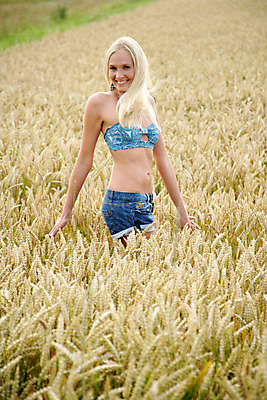 포토 JPG 해외이미지 여행 밭 자연 휴가 휴식 건강 한명 웃음 뒷모습 비키니 금발 태양 봄 기쁨 시리얼 유기농 해외202004 해외포토 자연요소 1 헤어스타일 웰빙 계절 수영복 감정 음식 뷰포인트 컨셉 농업 표정 사람 생태계 파일형식 이미지허브