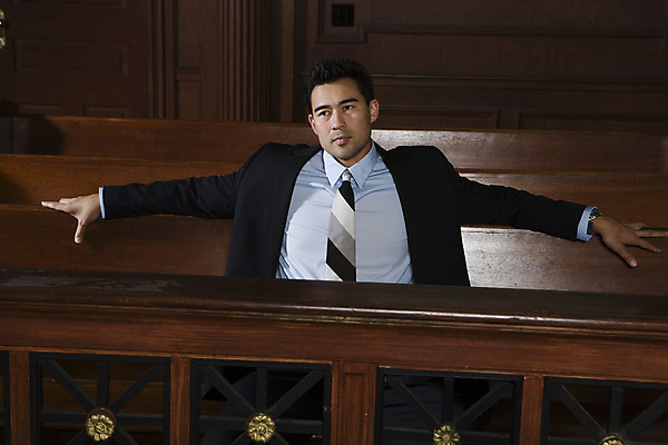 포토 JPG 해외이미지 남자 중년 팔벌리기 실내 한명 사람 앉기 정장 비즈니스맨 스마트 옷입기 캘리포니아 다인종 공정 변호사 법정 해외202004 해외포토 직업 1 옷 컨셉 비즈니스 모션 인종 성인 내부 미국 직장인 파일형식 이미지허브