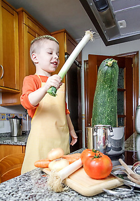 포토 JPG 해외이미지 백인 1 행복 어린이 음식 다이어트 토마토 채소 탁자 양파 건강 요리 한명 소년 초록색 주방 요리사 식사 저녁식사 앞치마 당근 신선 큼 준비 부추 성분 내추럴 주키니 채식주의자 해외202004 해외포토 서양인 직업 남자 감정 컬러 가구 뿌리채소 사람 크기 채식 파일형식 이미지허브
