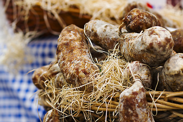 포토 JPG 해외이미지 음식 재료 육류 돼지고기 사람없음 야외 빨간색 상점 시골 신선 소시지 수집 이탈리아문화 날것 살라미 정물화 페퍼로니 핸드메이드 해외202004 해외포토 컬러 식재료 가공식품 그림 유럽문화 파일형식 이미지허브