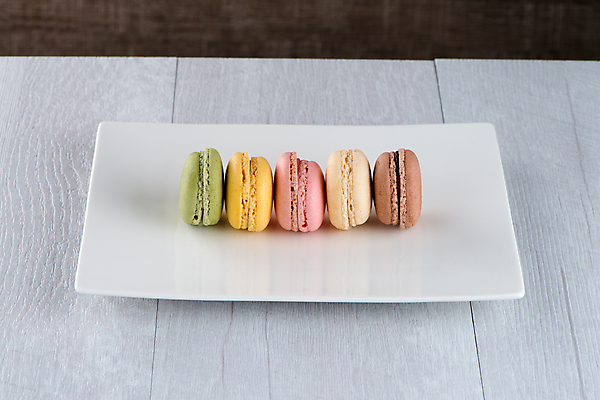 포토 JPG 해외이미지 접시 실내 사람없음 달콤 흰배경 일렬 마카롱 나무탁자 해외202004 해외포토 식기 백그라운드 탁자 디저트 내부 흰색 맛 파일형식 이미지허브