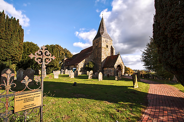 포토 JPG 해외이미지 나무 영어 종교 길 포장 건축양식 창문 유리 하늘 지붕 날씨 영국 잉글랜드 사람없음 건물 가로 초록색 파란색 햇빛 태양 교회 금속 맑음 블록 가을 바위 얼룩 정상 큼 언덕 사인 대문 신성 첨탑 종탑 동쪽 구성 숭배 옛날 서식스 해외202004 해외포토 자연요소 식물 문자 건축물 계절 건축 유럽 컬러 종교건축 재질 문 탑 돌_바위 크기 방향 파일형식 이미지허브