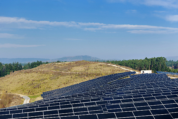 포토 JPG 해외이미지 주간 구름 하늘 사람없음 야외 언덕 태양에너지 집열판 해외202004 해외포토 자연요소 그린에너지 파일형식 이미지허브