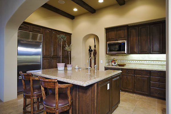 포토 JPG 해외이미지 화분 의자 주택 실내 사람없음 내부 목재 인테리어 갈색 주방 빛망울 아일랜드식탁 해외202004 해외포토 나무 디자인 컬러 가구 재료 식탁 건물 빛 파일형식 이미지허브