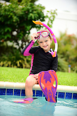 포토 JPG 해외이미지 행복 어린이 분홍색 놀이 고글 한명 물 여름 운동 수영 떨어짐 수영선수 잠수복 해외202004 해외포토 자연요소 1 옷 계절 감정 컬러 컨셉 운동선수 건강 사람 수상스포츠 파일형식 이미지허브