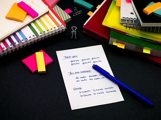 포토 JPG 해외이미지 학생 영어 교육 문화 텍스트 통신 교실 학교 수업 사람없음 책 단어 스터디 세계 글로벌 연필 펜 쪽지 공책 시험 퀴즈 가르침 강의 사전 소셜 스페인어 번역 해외202004 해외포토 문자 문구용품 학용품 학습 필기구 파일형식 이미지허브