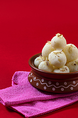 포토 JPG 해외이미지 디저트 사람없음 도자기 원형 사기그릇 냅킨 인도음식 라스굴라 해외포토 도형 그릇 음식 치즈 동양음식 파일형식 이미지허브