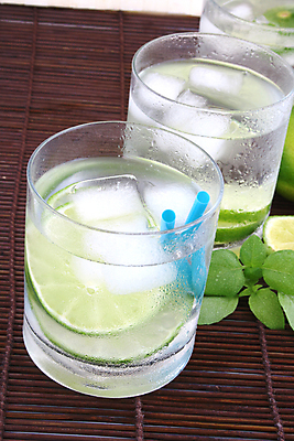 포토 JPG 해외이미지 음료 백그라운드 유리 귤 사람없음 물 얼음 추위 흰색 신선 맛 시원함 큐브 상쾌 라임 텀블러 해외202004 해외포토 자연요소 감정 컬러 컨셉 과일 재질 컵 파일형식 이미지허브