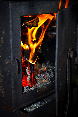 포토 JPG 해외이미지 음식 빵 불 따뜻함 사람없음 목재 빨간색 금속 어둠 뜨거움 오븐 장작 먹기 백열등 연소 광 석탄 옛날 용광로 생존 해외202004 해외포토 자연요소 나무 컬러 재료 모션 재질 조명 가전제품 파일형식 이미지허브