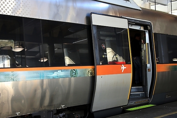 포토 JPG 해외이미지 사람없음 문 기차 오픈 터널 역 도착 속도 출발 일반 단상 오슬로 해외202004 해외포토 길 육상교통 컨셉 교통시설 대중교통 파일형식 이미지허브