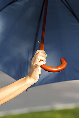 포토 JPG 해외이미지 손 도로 우산 자연 하늘 거리 사람 사람없음 야외 초록색 파란색 태양 펜 갈색 잡기 손톱관리 손톱 해외202004 해외포토 자연요소 길 컬러 교통시설 모션 신체부위 필기구 네일아트 생태계 파일형식 이미지허브