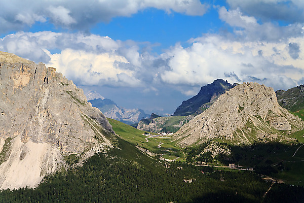 포토 JPG 해외이미지 유럽 도로 길 여행 자연 하늘 산 파노라마 풍경 사람없음 야외 초록색 여름 파란색 계곡 맑음 이탈리아 트래킹 그룹 큼 고도 알프스 엽서 북쪽 통과 선로 해외202004 해외포토 계절 나라 컬러 교통시설 레저 날씨 촬영기법 크기 편지 방향 생태계 파일형식 이미지허브