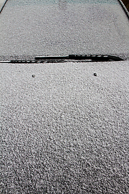 포토 JPG 해외이미지 외관 계절 여행 겨울 텍스트 창문 교통시설 자동차 유리 날씨 안전 사람없음 야외 단어 환경 얼음 거울 운전 추위 흰색 눈송이 위험 시원함 12월 편지 서리 온도 1월 자동 눈내림 해외202004 해외포토 자연요소 문자 육상교통 컬러 교통 컨셉 모션 재질 눈_날씨 날짜 시설 파일형식 이미지허브