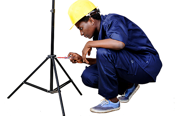 포토 JPG 해외이미지 응시 여자 노동자 한명 파란색 노란색 검은색 재킷 흰색 업무 헬멧 작업도구 해외202004 해외포토 직업 1 시선 컬러 사람 외투 도구 작업 보호장비 파일형식 이미지허브