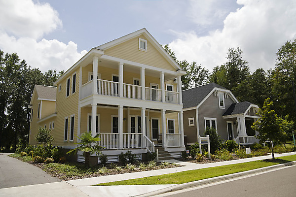 포토 JPG 해외이미지 라이프스타일 외관 건축양식 하늘 주택 손바닥 사람없음 건물 노란색 회색 흰색 재산 조경 리빙 빅토리아 진짜 철책 파스텔톤 스타일 해외202004 해외포토 건축물 손 건축 컬러 생활 금융 파일형식 이미지허브