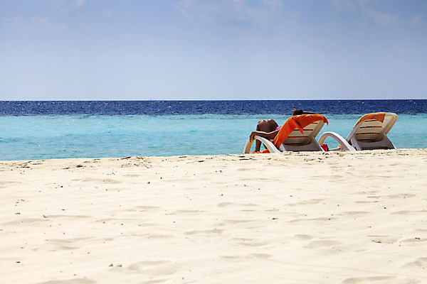 포토 JPG 해외이미지 여유 모래 바다 의자 하늘 휴가 휴식 따뜻함 사람없음 물 수건 태양 평화 침묵 뜨거움 선탠 자외선 해외202004 해외포토 자연요소 감정 가구 컨셉 위생용품 소리 파일형식 이미지허브