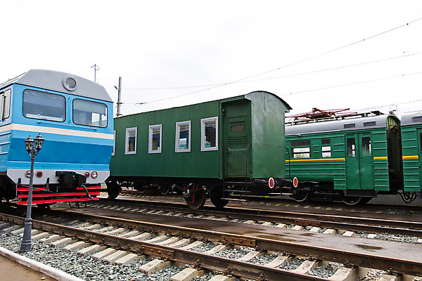 포토 JPG 해외이미지 유럽 도로 자동차 외벽 사람없음 기차 역 철 승합차 엔진 단상 디젤 러시아인 석탄 해외202004 해외포토 서양인 나라 길 육상교통 벽 교통시설 승용차 대중교통 파일형식 이미지허브